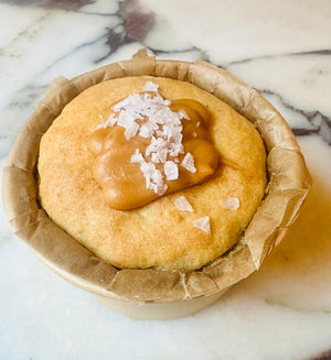 Cookie con caramelo salado rellena de cheesecake líquida artesanal de El Perro y la Galleta Bakery - imagen 2